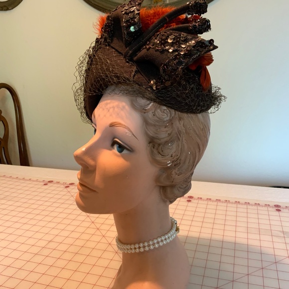 Vintage 1930s -1940s Brown felt wool Cloche style hat w/ sequins & rust feathers main image 4